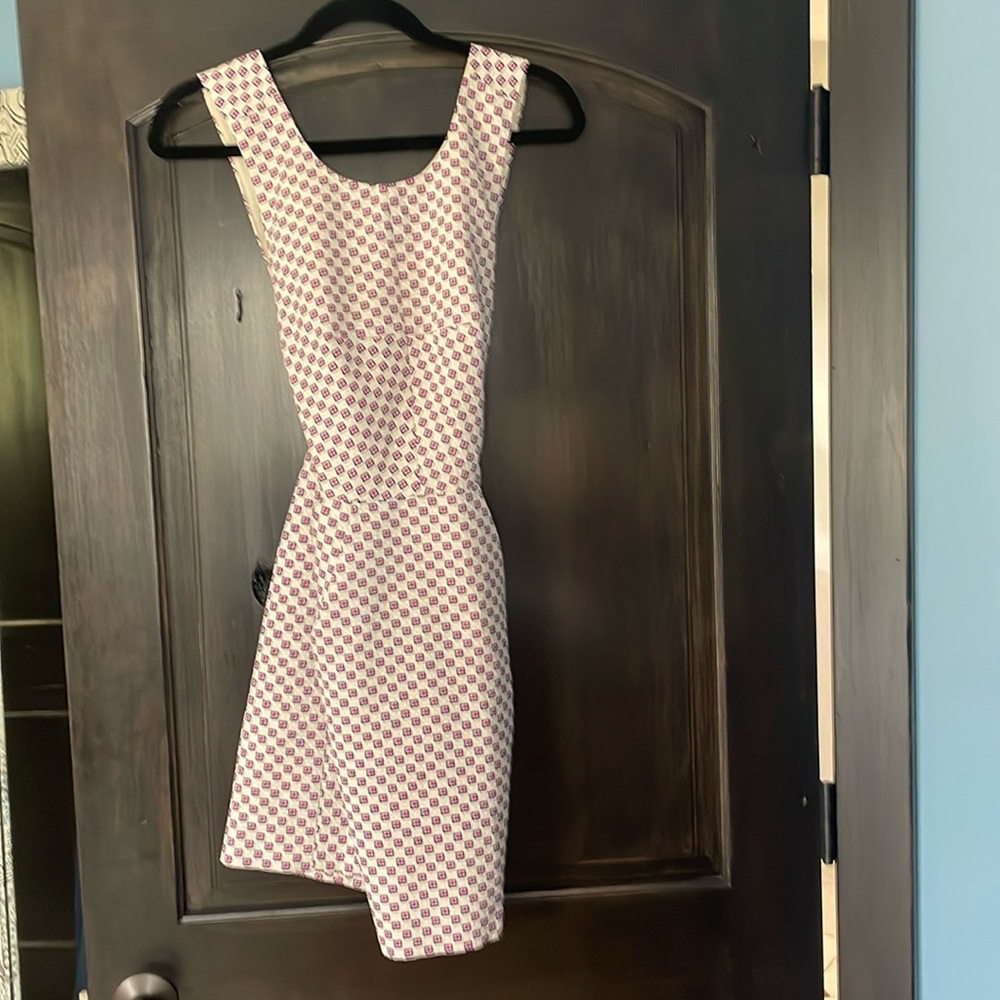 Adorable dress with crossed back